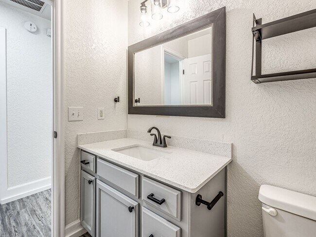 Building Photo - Newly remodeled home in Yukon!