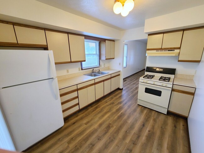 Building Photo - Recently Renovated 3-Bedroom Duplex in Qui...