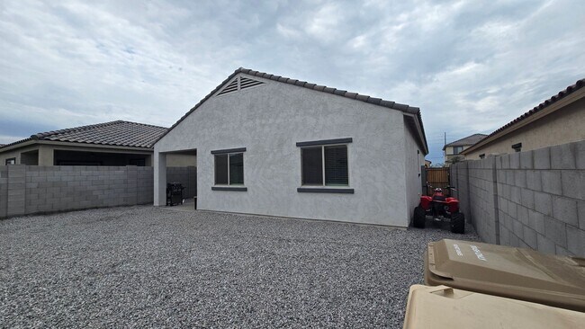 Building Photo - Like new home! Pristine condition!