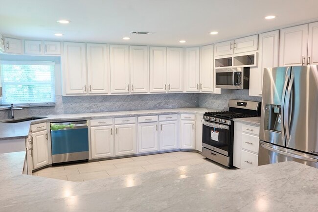 Building Photo - 9326 Willowview Ln