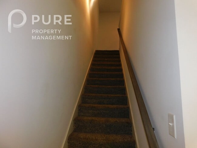 Building Photo - 672 The Heights Ln