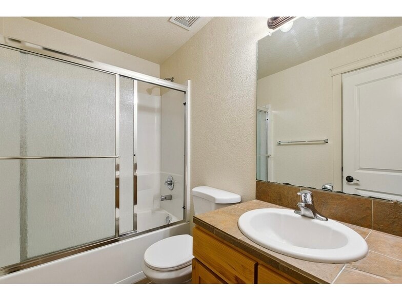 bath 2 - 1005 Laporte Ave