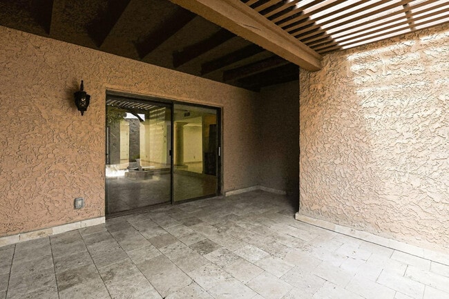 Building Photo - 7519 N Vía Camello Del Sur