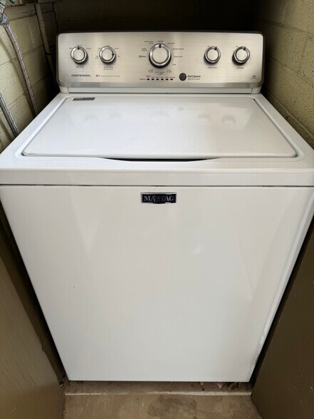 Private Washing Machine - 1809 E Colter St