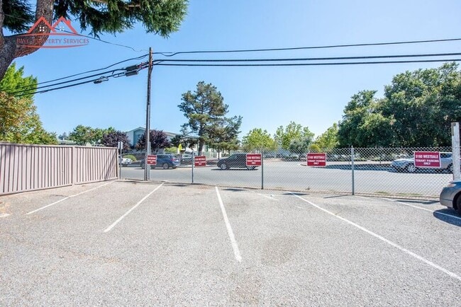 Building Photo - 5160 Westdale Dr