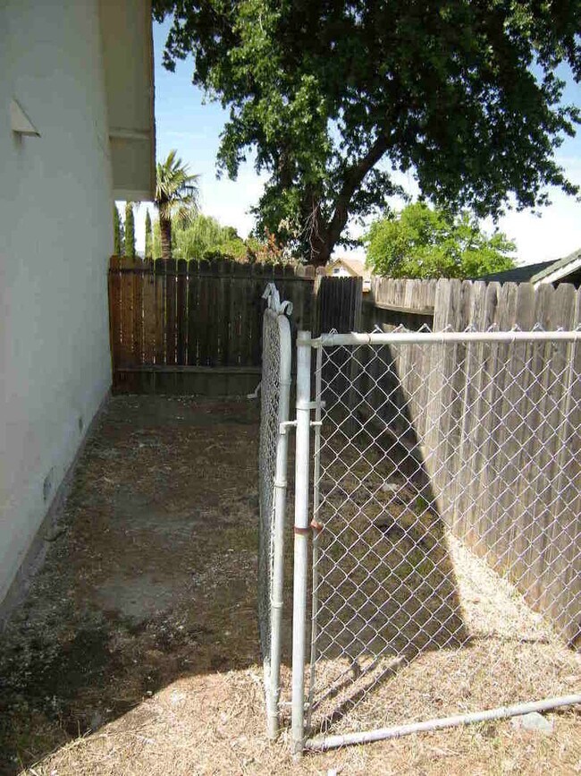 Building Photo - Comfortable 3/2 that allows pets!