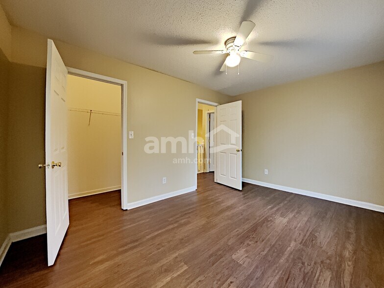 Building Photo - 34 Bell Ct