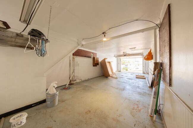 Building Photo - Recently-renovated home perfect for family