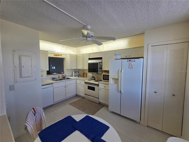 Building Photo - 7700 Sun Island Dr S