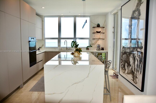 Building Photo - 848 Brickell Key Dr