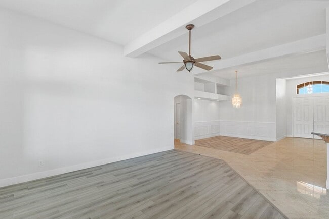 Building Photo - 4 bed, 2.5 bath single-story home in the g...