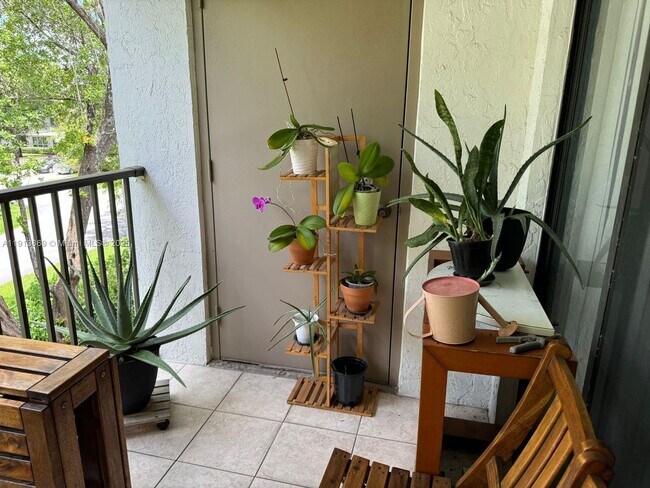 Building Photo - 570 S Park Rd