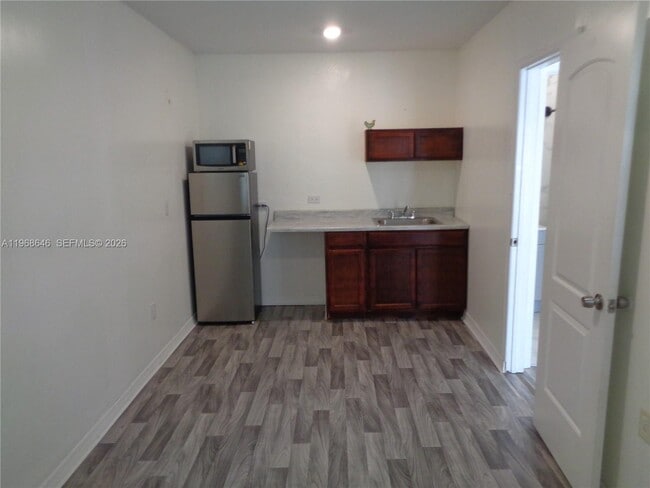 Building Photo - 2060 SE 14th St