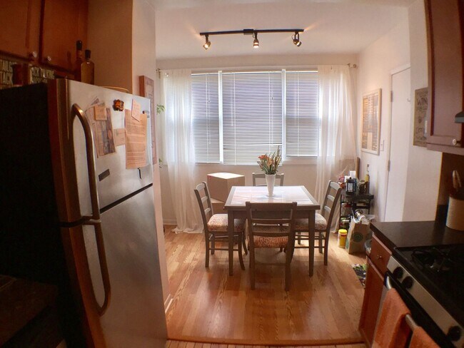 Building Photo - Duplexed Lakeview Three Bedroom Two Bath