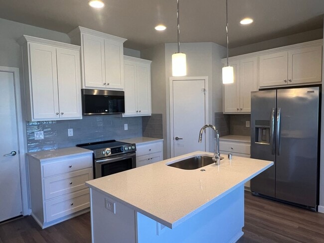 Building Photo - Beautiful, Newer Townhome!  Walking distance to many amenities.