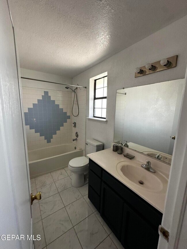 Building Photo - 3181 Queens Garden Cir