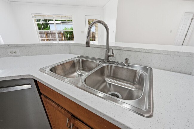 Building Photo - Renovated Home in Niceville!