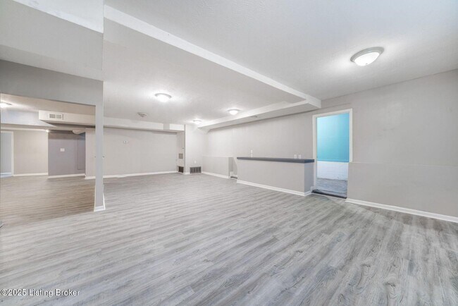 Building Photo - 1112 E Oak St