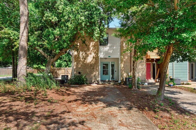 Primary Photo - "Charming 2-Bed Townhouse Retreat in Fort ...