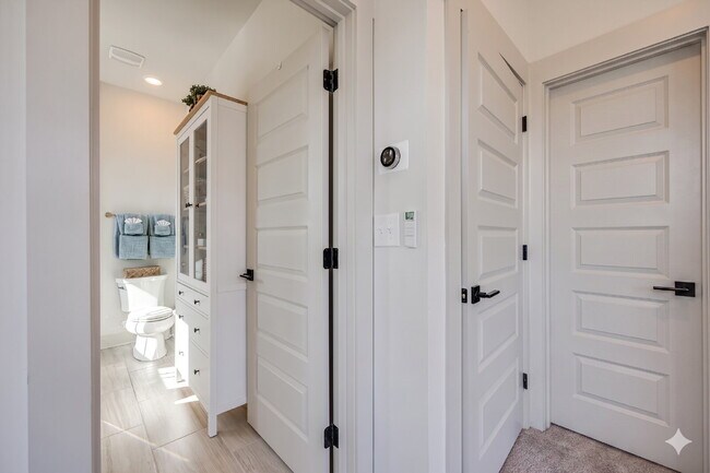 Building Photo - Luxury Living with amazing views!
