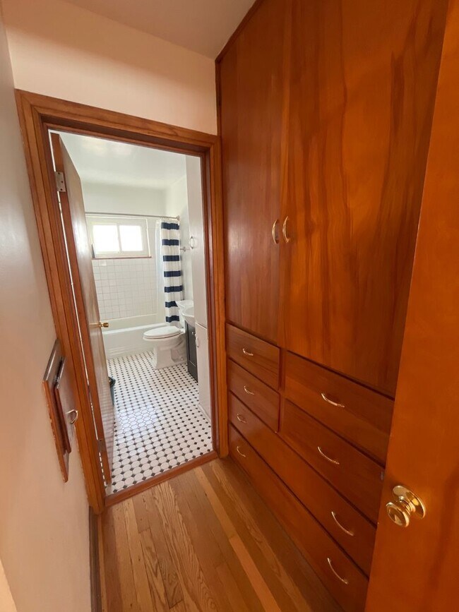 Building Photo - Unique 2 BR 1 BA in Upper Arlington