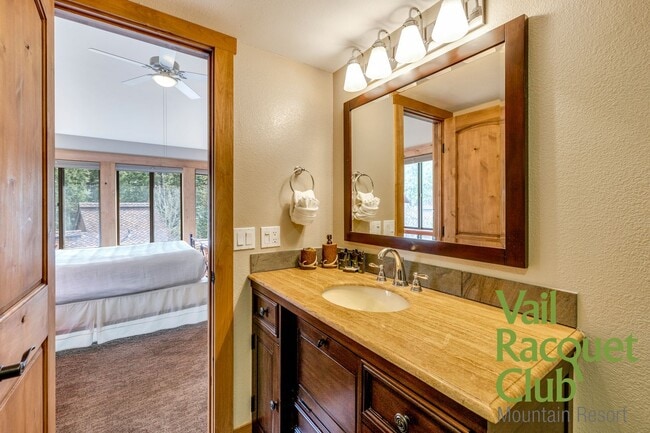 Building Photo - Annual Lease - 3BR, 3BA 3-level Townhome w...
