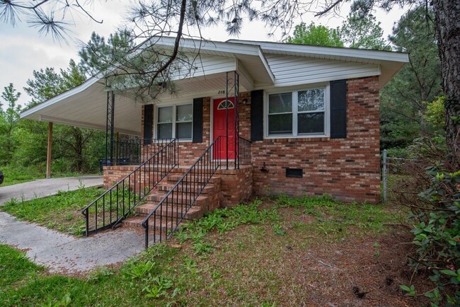 Building Photo - 3 bed/1.5 bath single-family home, with en...