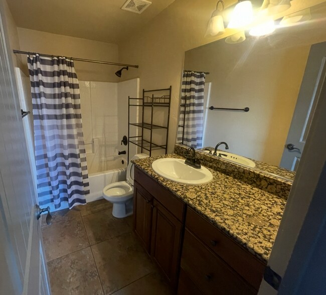 Building Photo - Pet Friendly!! 3-Bed Townhouse!