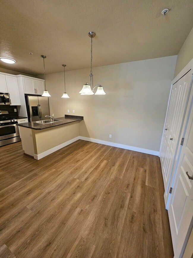 Building Photo - GORGEOUS Downtown Unit!!!