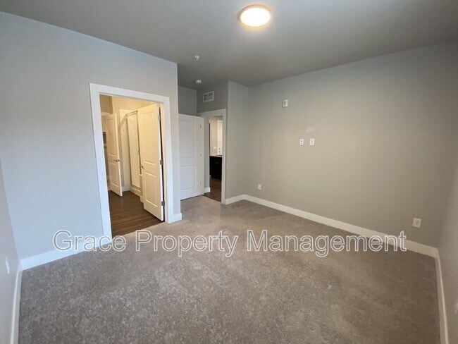 Building Photo - 981 S Sable Blvd