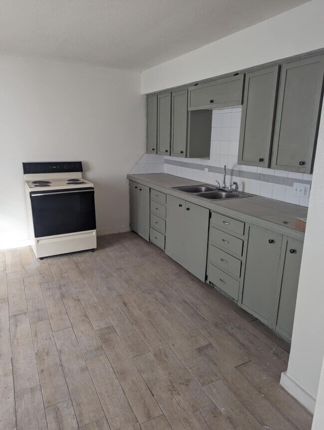 Building Photo - COMING SOON! 2 Bedroom, 1 Bathroom Duplex!