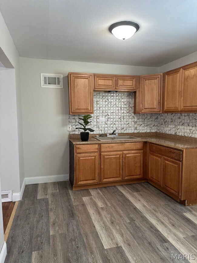 Building Photo - 3437 Elmhurst Dr