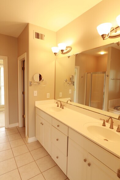 Master Bath - 5304 Wolfpen Woods Dr.