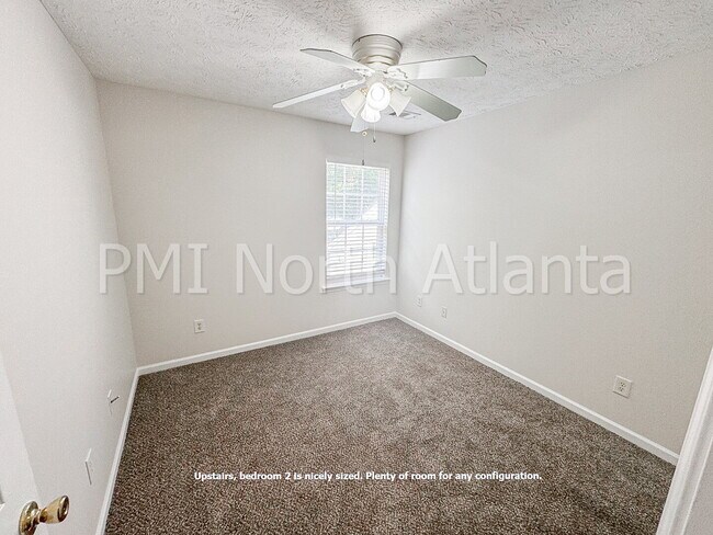 Building Photo - Fenced in Backyard! Bring your PETS!