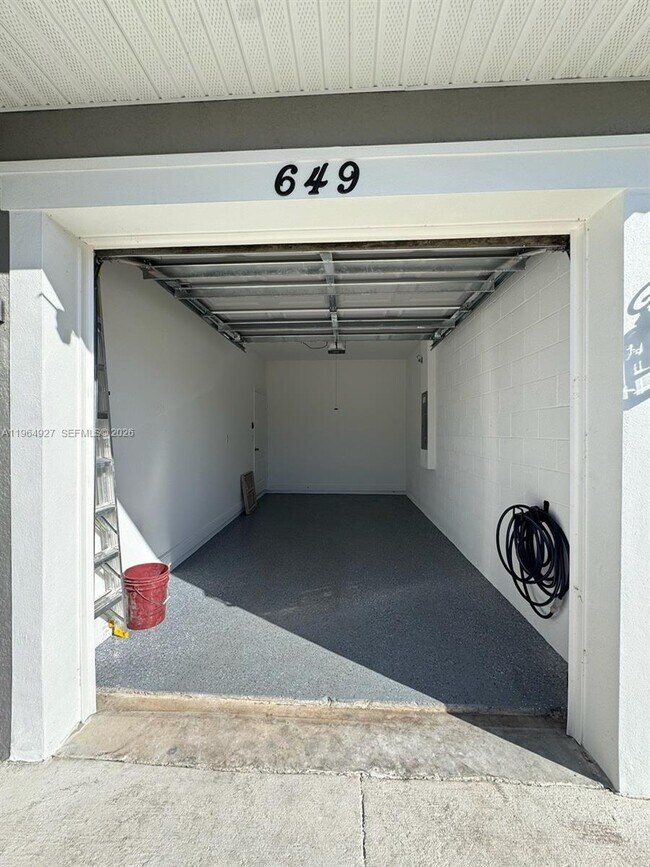 Building Photo - 649 N Lincoln St