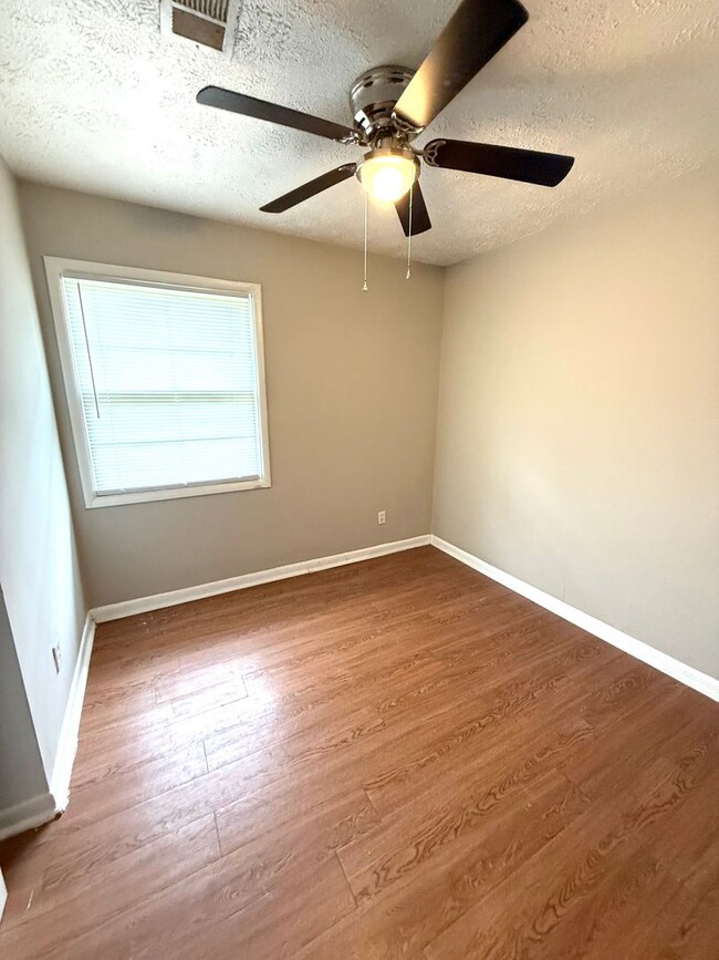 Building Photo - ** 3 bed 1 bath located in Boylston ** Call 334-366-9198 to schedule a self showing