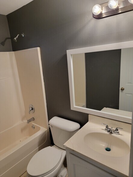 Building Photo - 610 W Blue Jay Ave