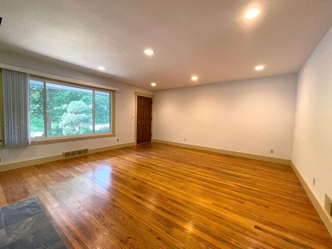 Building Photo - Lovely Lake Oswego Home with Attached Gara...