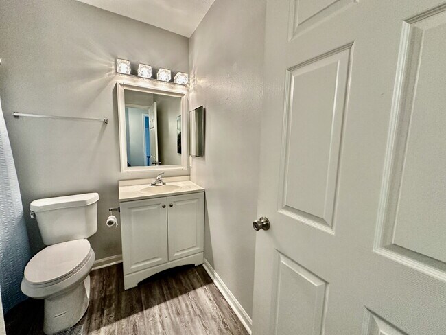 Building Photo - Two Bedroom Unfurnished Condo in Plantation Point!