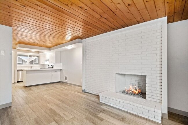 Building Photo - Beautiful 1x1 Rustic-Style Apartment