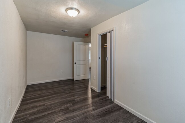 Building Photo - FOR LEASE 2/1  CORNER HOME