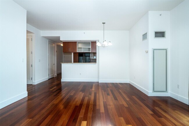Building Photo - 175 Huguenot St