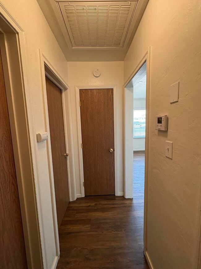 Building Photo - NW Visalia corner lot home available now!