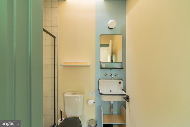 Building Photo - 711 G St SE