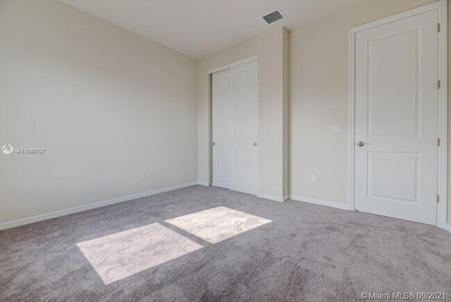 Building Photo - 1585 Evergreen Terrace