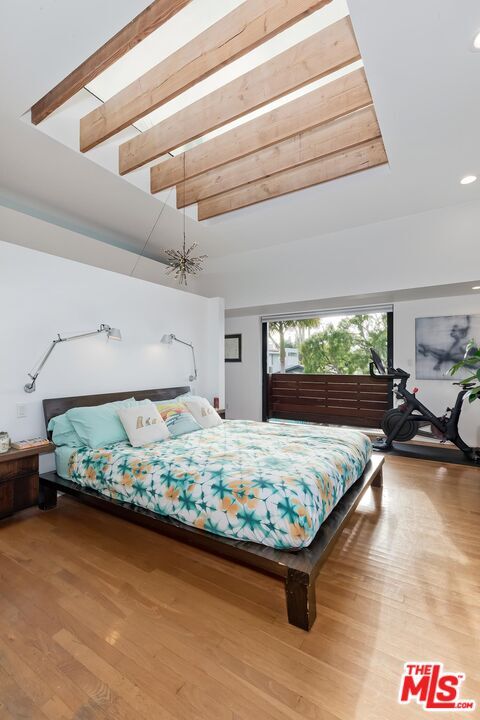 Building Photo - 832 Superba Ave