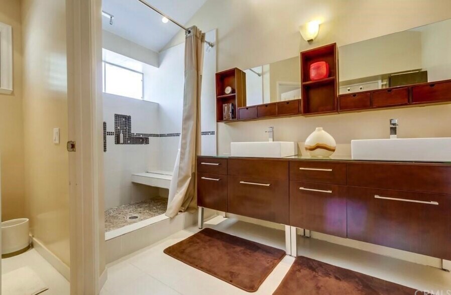 Master Bathroom - 2501 Avenita Alpera