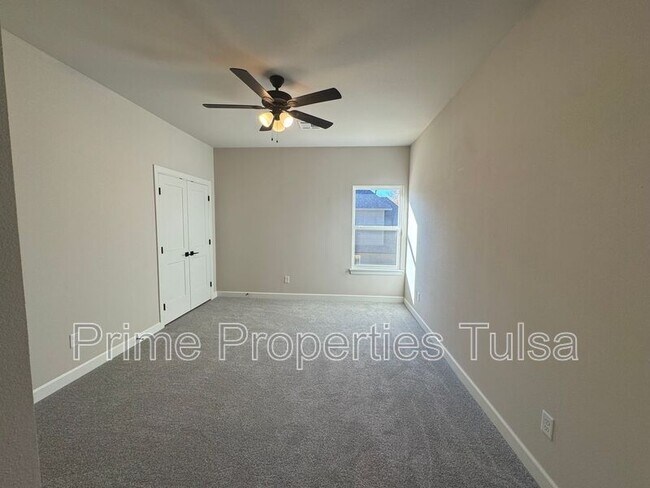 Building Photo - 1102 E Delmar Pl