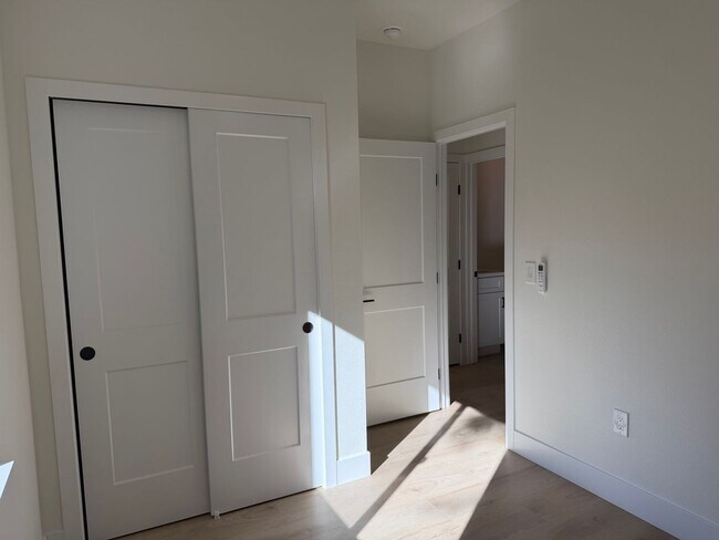 Building Photo - New 600 Sqft. 2 Bedroom 1 Bath Condo in Downtown Sacramento