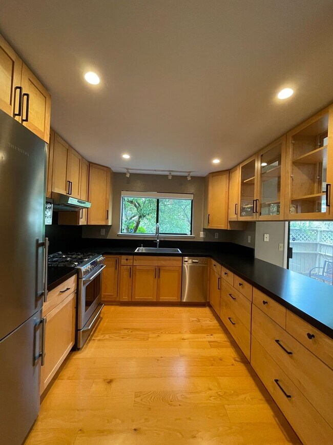 Building Photo - Beautiful End Unit Condo in Bennett Valley!
